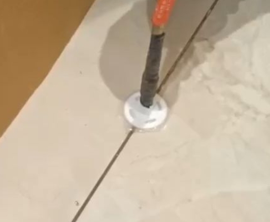 洋县瓷砖空鼓维修公司专业解答瓷砖在铺贴过程中，如果没有涂抹均匀到位的粘结材料（如水泥砂浆或瓷砖胶），可能会导致以下问题